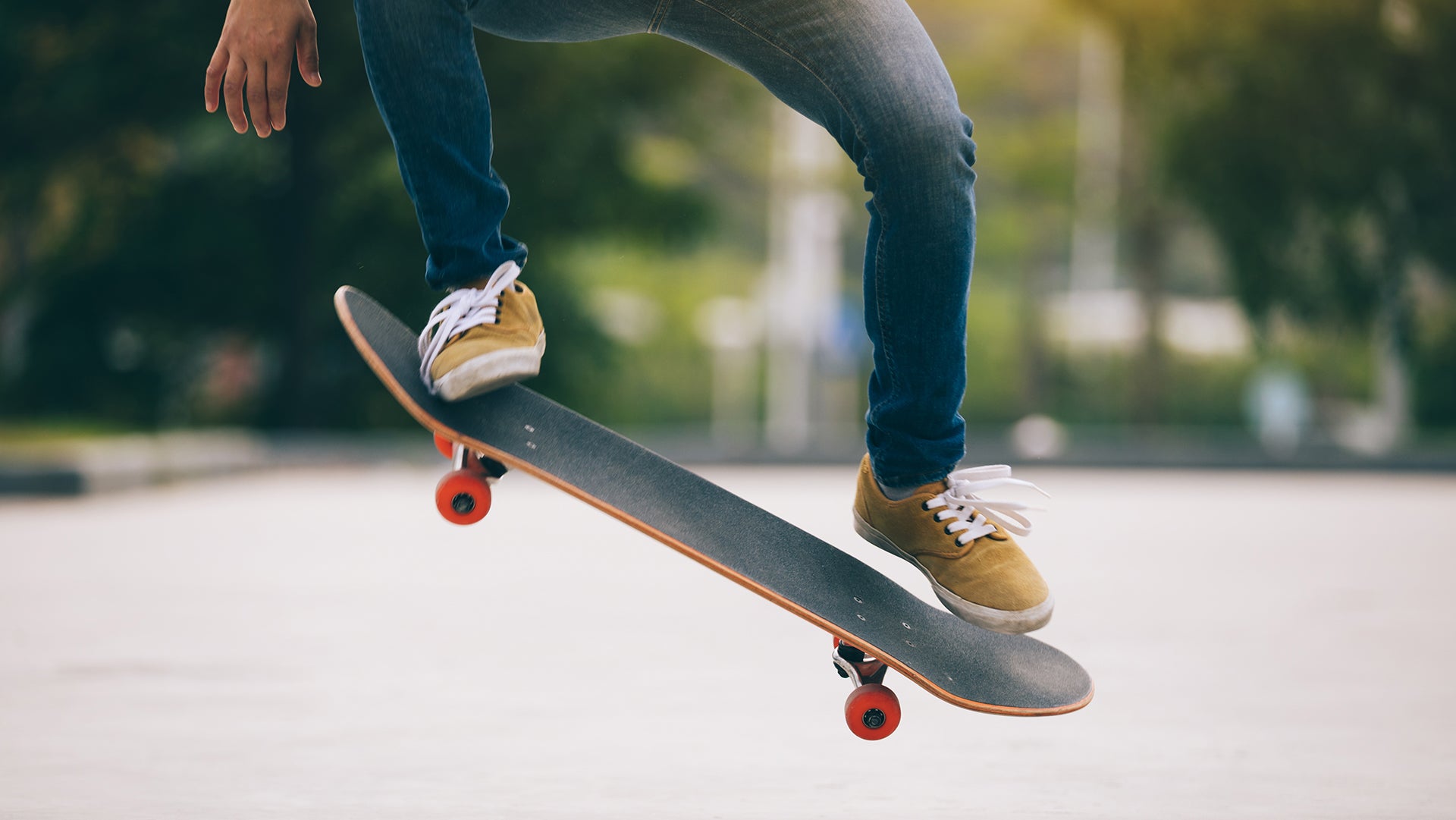 A amazing roll stunt in skateboard